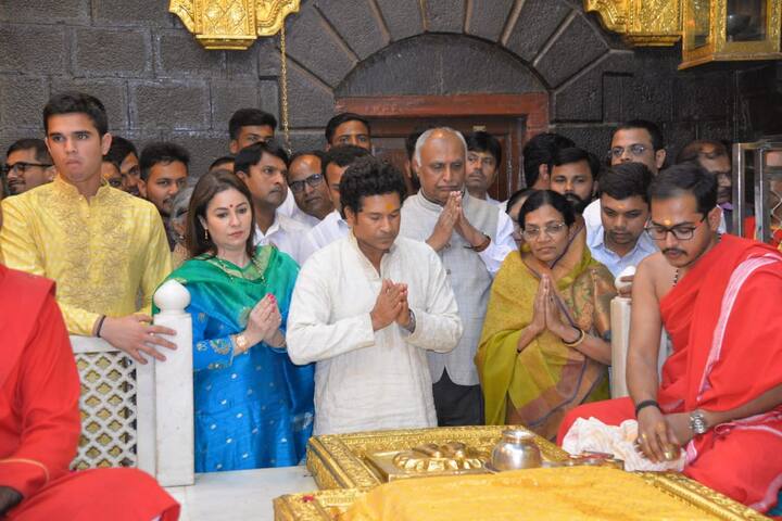  साईबाबा संस्थानचे मुख्य कार्यकारी अधिकारी दीपक मुगळीकर यांचेकडुन सचिनचा साईंची मुर्ती , शाल देऊन सत्कार केला. 