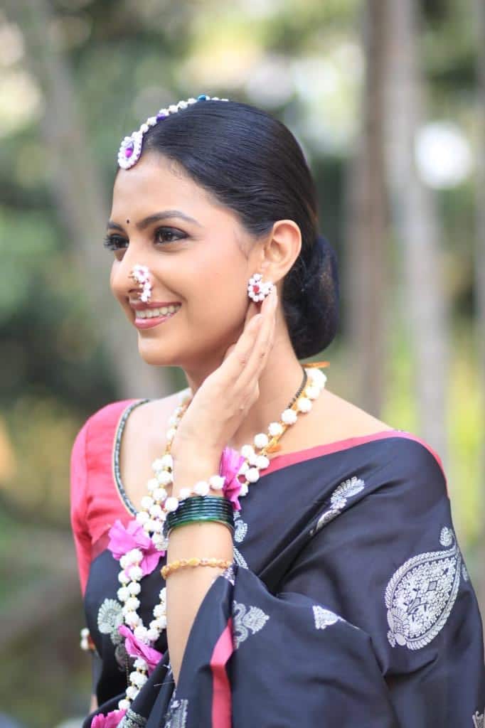 मकरसंक्रातीच्या खास भागासाठी शुभ्राने हलव्याचे दागिने परिधान केले आहेत. 