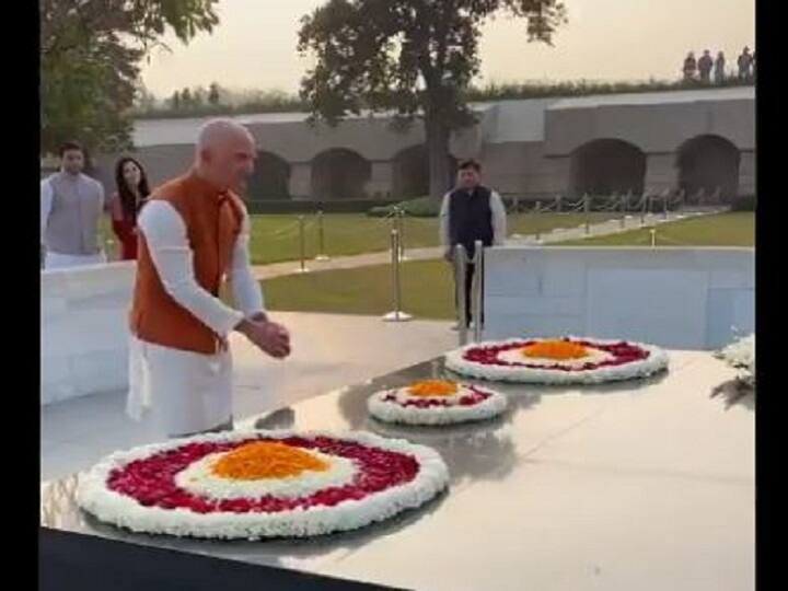 अॅमेझॉनचे जेफ बेजोस भारत दौऱ्यावर, महात्मा गांधींना वाहिली आदरांजली Jeff Bezos in India, Pays Respects To mahatma gandhi अॅमेझॉनचे जेफ बेजोस भारत दौऱ्यावर, महात्मा गांधींना वाहिली आदरांजली