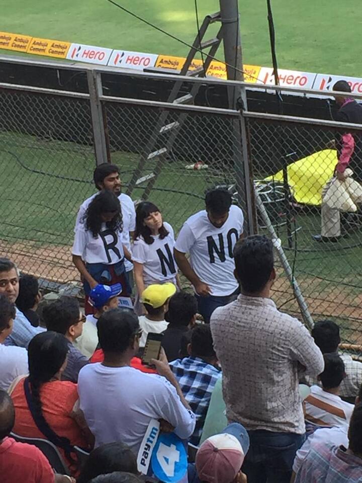 स्टेडिअमध्ये प्रवेश करून  'NO N R C'  , NO N P R' असे लिहिलेले पांढऱ्या रंगाचे T-Shirt घालून त्यांनी  NRC NPR कायद्याला विरोध दर्शविला आहे.  