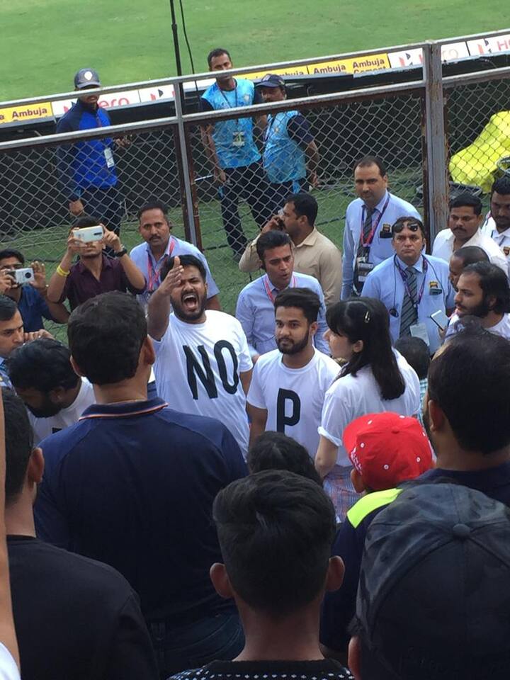 त्यावेळी तेथे आजूबाजूच्या असलेल्या लोकांनी त्यांना बंद करण्यास सांगितले, तेव्हा सिक्युरिटी गार्ड तेथे येऊन त्यांना स्टेडियम मध्ये परवानगी नसल्याचे सांगत होते.