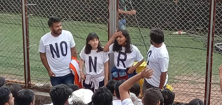 त्यानंतर त्या TISS मधील विद्यार्थ्यायांनी T-Shirtवर शर्ट घातले. त्यानंतर थोड्या वेळाने स्टेडियम मधून ते सर्वजण  बाहेर पडले.