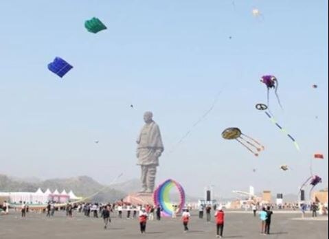 रंगीबेरंगी पतंगांनी संपूर्ण आकाश जणू सप्तरंगात न्हाऊन गेलयाप्रमाणे भासत आहे. 
