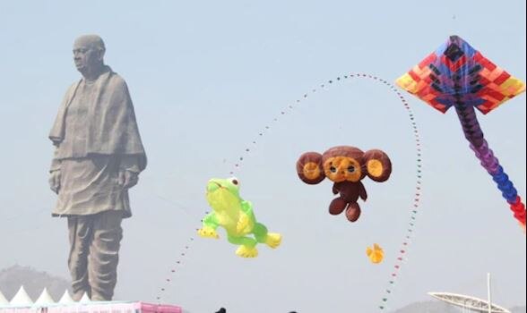 या फोटोंमध्ये विविध आकारांच्या सुंदर पतंग आकाशात उडताना दिसत आहेत. 
