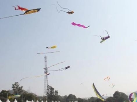 प्रयागराज, वाराणसी आणि हरिद्वार यांसारख्या शहरांमध्ये आज मकर संक्रांतीच्या दिवशी भाविकांची गर्दि दिसून येत आहे.