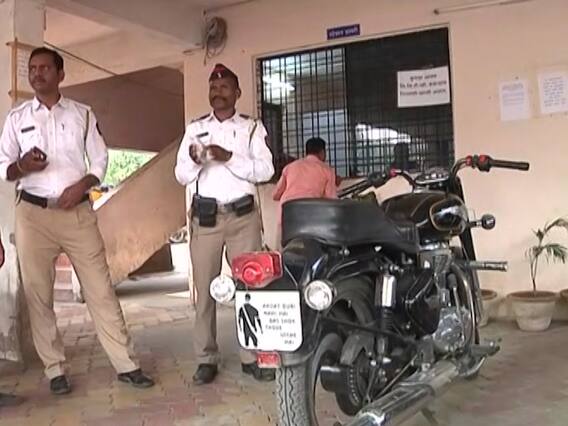 मग्रुर बुलेट चालकाची शायनिंग पोलिसांनी उतरवली, ठोठावला मोठा दंड मग्रुर बुलेट चालकाची शायनिंग पोलिसांनी उतरवली, ठोठावला मोठा दंड