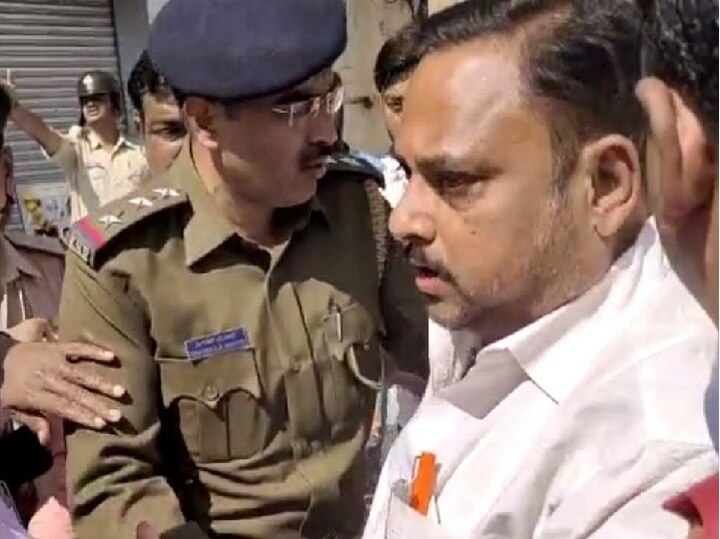 Karnataka police maharashtra karnataka border dispute latest news rajendra patil yadravkar कर्नाटक पोलिसांकडून दडपशाही, गनिमी काव्याने बेळगावात पोहोचलेल्या मंत्री यड्रावकरांना ताब्यात घेतले