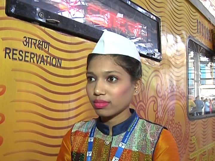मनसेच्या दणक्यानंतर तेजस एक्स्प्रेसचं 'जय महाराष्ट्र', गांधी टोप्या घालून प्रवाशांचं स्वागत Tejas Express - Jai Maharashtra and Gandhi Topi for Train Hostess मनसेच्या दणक्यानंतर तेजस एक्स्प्रेसचं 'जय महाराष्ट्र', गांधी टोप्या घालून प्रवाशांचं स्वागत