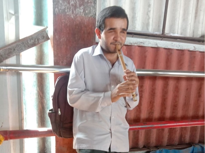 Mumbaikars became fan of Blind Salim Shaikhs flute दिवसभर समूहगीत, चित्रपटांची गाणी, घरी जाताना 'सारे जहाँ से...'; सलीम शेखच्या बासरीचे मुंबईकर चाहते