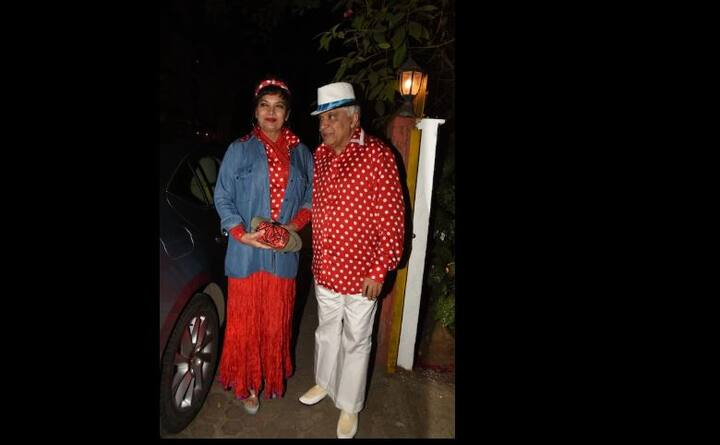 60 आणि 70 च्या दशकातील लूक ही पार्टी थीम होती. या पार्टीमध्ये शबाना आझमी आणि जावेद अख्तर या खास स्टाईलमध्ये दिसले. 