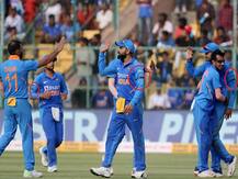 माजी क्रिकेटपटू बापू नाडकर्णी यांना टीम इंडियाची मैदानावर अनोखी आदरांजली