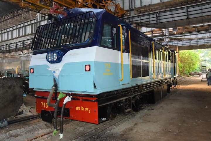 तिथे आतापर्यंत जुन्या पद्धतीचे डिझेलवर धावणारे इंजिन वापरले जायचे. आता मात्र परेल वर्कशॉप मध्ये अत्याधुनिक असे इंजिन बनवण्यात आले आहे. 