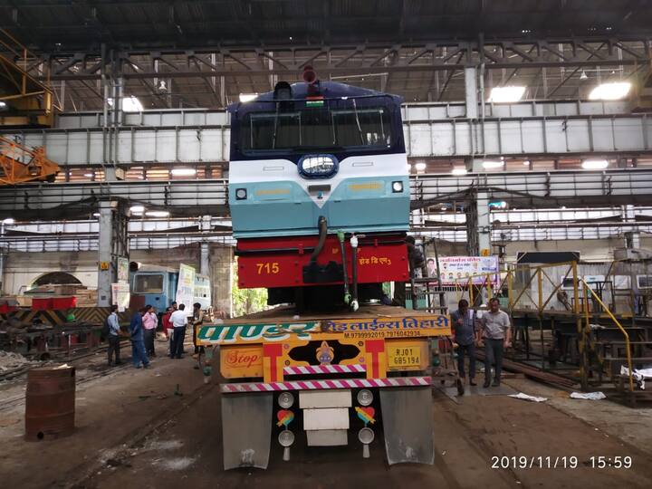  या इंजिनमध्ये दोन्ही बाजूला चालकाची केबिन देण्यात आली आहे, ज्यामुळे दोन्ही दिशेने हे इंजिन चालवता येईल. एयर ब्रेक्स देखील यात बसवण्यात आले आहेत. 