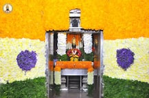 प्रजासत्ताक दिनानिमित्त पंढरपूरच्या विठ्ठल मंदिरात तिरंगी फुलांची सजावट