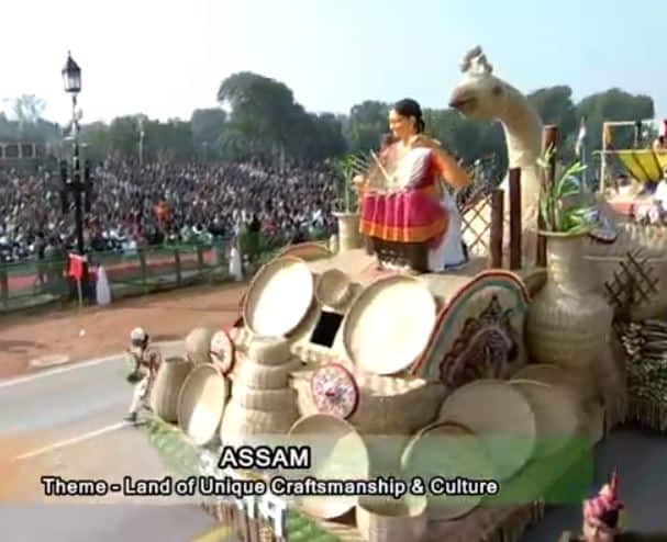 बांबू आणि वेतापासून बनवलेल्या वस्तू आसामच्या रथावर दिसत होत्या. सोबतच भोरताल नृत्याचंही सादरकरण करण्यात आले.