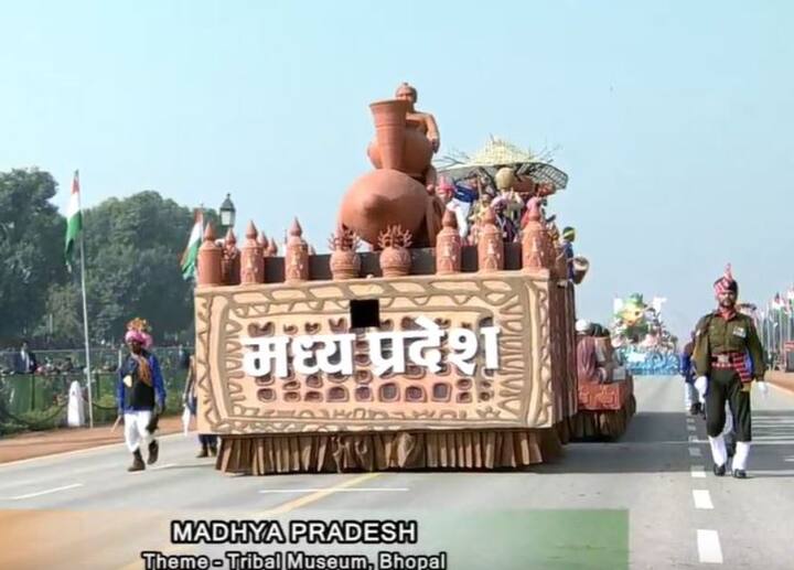 मध्य प्रदेशचा चित्ररथ आदिवासी संस्कृतीवर केंद्रित होता. भिल्ल समाजातील स्त्रियांचा यात समावेश होता.