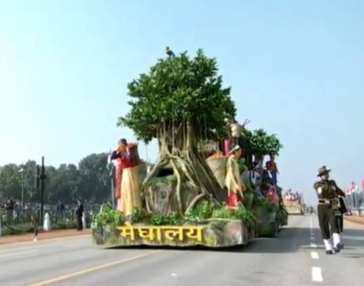 मेघालयातील चित्ररथावर निसर्गाशी माणसाने साधलेला ताळमेळ दाखवण्यात आला. इथे लोक झाडांच्या मदतीने पुल बांधतात ज्याला