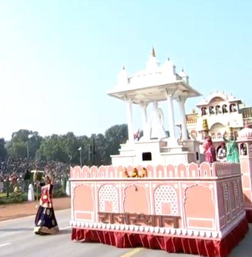 राजस्थानचा चित्ररथ परंपरा आणि संस्कृती यावर केंद्रित होता. यात गुलाबी शहर जयपूर आणि वास्तुकलेचे प्रदर्शन दाखवण्यात आले.