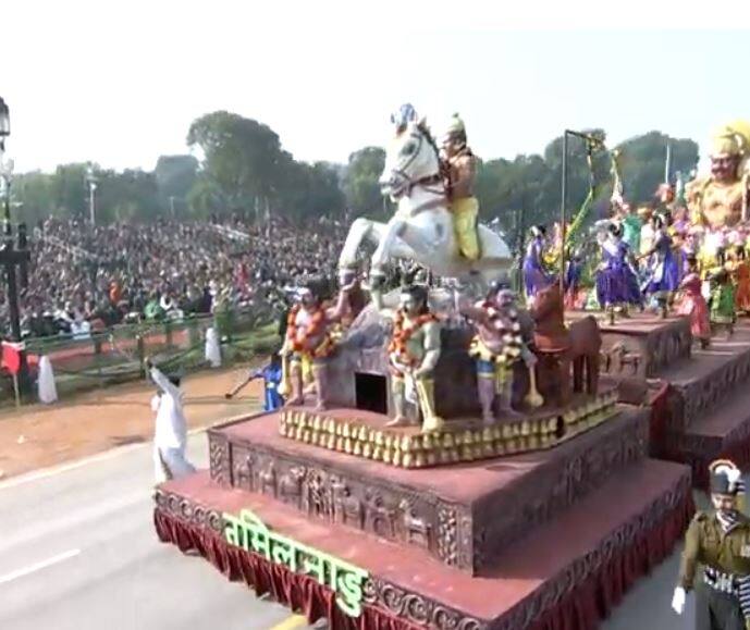 तामिळनाडूच्या चित्ररथावर आयन्नार देवतेची मूर्ती साकारण्यात आली होती. या देवीची मूर्ती वाईट प्रवृत्तीपासून रक्षण करते, अशी लोकांची धारणा आहे.