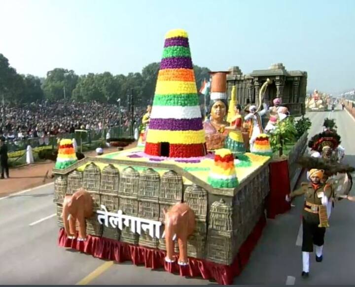 तेलंगणाच्या चित्ररथावर बतुकम्मा देवीची मूर्ती साकारण्यात आली होती. तसेच बतुकम्मा उत्सव देखील दाखवण्यात आला.