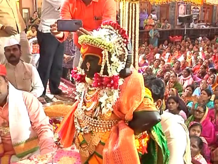 लग्नवधू अर्थात जगत्जननी रुक्मिणीमातेला पांढरी शुभ्र पैठणी नेसविण्यात आली होती