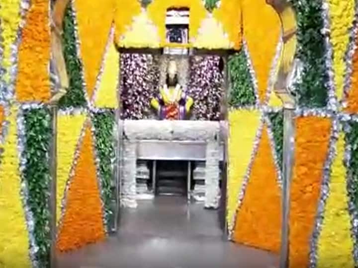  विवाह स्थळ असलेला विठ्ठल सभा मंडपाला तर फुलांनी सजवत महालाचे रुप दिले होते.