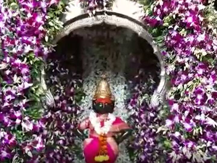 वसंत पंचमी ते रंगपंचमीपर्यंत देवाला शुभ्र पोशाख करून मूर्तीवर गुलालाची उधळण करण्याची परंपरा गेली अनेक वर्षांपासून चालत आलेली आहे. 