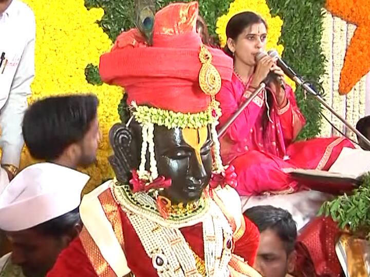 नवरदेव विठुरायालादेखील पांढरेशुभ्र कारवतकाठी धोतर, पांढरी अंगी आणि पांढरे मुंडासे परिधान करून सजविण्यात आले होते.