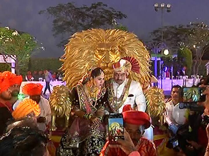 पैलवान विजय चौधरीचा विवाह एमबीए गर्ल कोमल भागवतशी नाशिकच्या बालाजी लॉन्सवर मोठ्या थाटामाटात संपन्न झाला. 