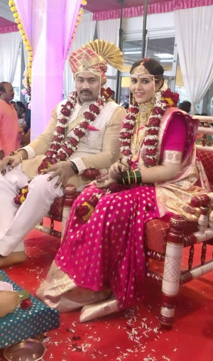 विजयची पत्नी कोमल ही व्यावसायिक प्रकाश भागवत यांची कन्या असून, तिनं एमबीएचं शिक्षण घेतलंय. पण ती मूळची जलतरणपटू आहे, हे विजयसाठी अभिमानाचं क्वालिफिकेशन आहे.