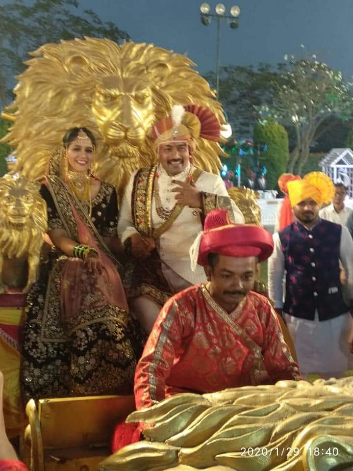    विजय चौधरीला ट्रिपल महाराष्ट्र केसरी किताबांनी मोठी लोकप्रियता आणि पोलीस उपअधीक्षकाची मानाची नोकरीही मिळवून दिली. त्यामुळं विजयच्या लग्नासाठी अवघ्या महाराष्ट्रातून आजीमाजी पैलवान आणि त्याचे चाहतेही नाशिकच्या लग्नमंडपात दाखल झाले होते. 