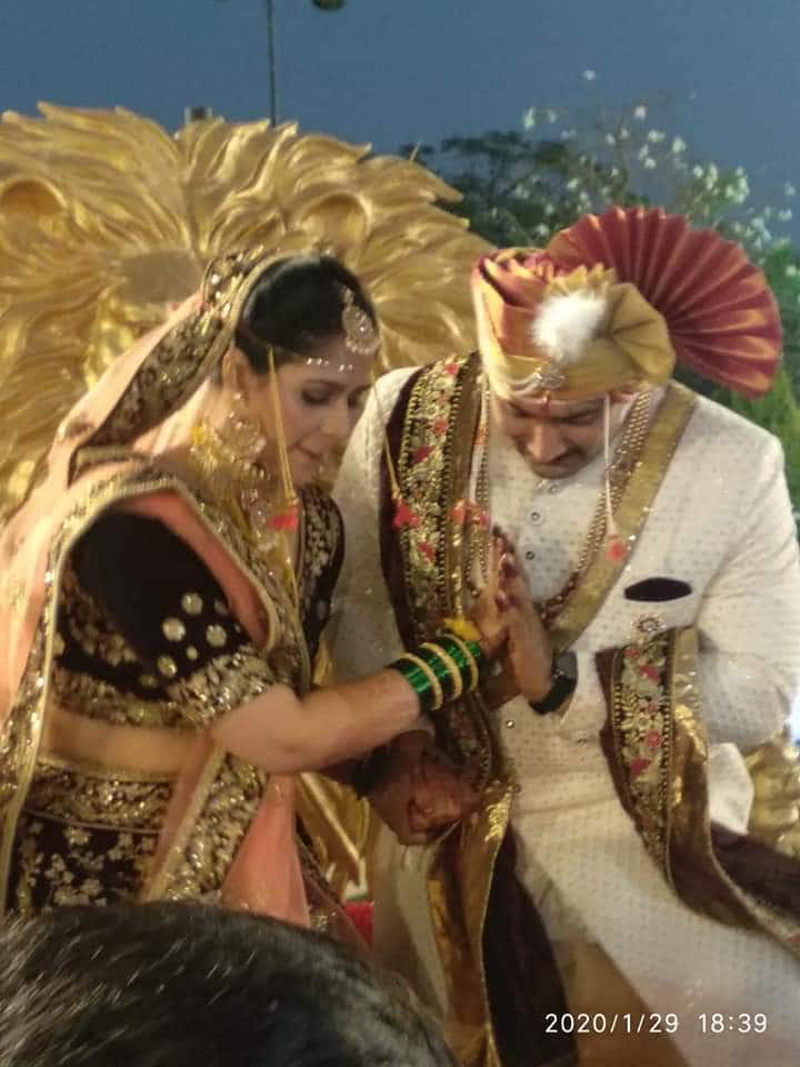 विजय आणि कोमलचं सिंहासनाच्या रथातून तिथं आगमन झालं आणि सनईचौघड्याला फटाक्यांच्या आतषबाजीचीही जोड लाभली. 