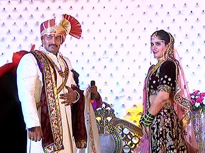 ‘एबीपी माझा’ला दिलेल्या मुलाखतीत विजय म्हणाला की, कुस्तीचा आखाडा आणि संसार या दोन अलग अलग गोष्टी आहेत. पण माझी पत्नी कोमल स्वत:ही खेळाडू असल्यानं मला समजून घेऊ शकेल. त्यामुळं यापुढच्या काळातही मला कुस्ती खेळता येईल.