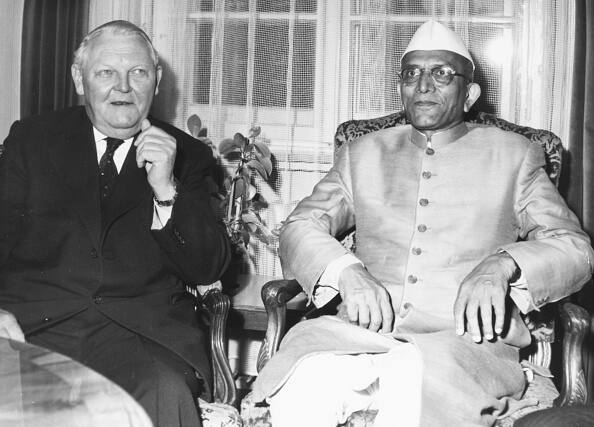 माजी पंतप्रधान मोरारजी देसाई यांचा जन्म 29 फेब्रुवारी, 1896 रोजी गुजरात येथील वलसाड जिल्ह्यातील गावात झाला होता. देशात पहिल्यांदा 1977मधील काँग्रेस सरकारच्या काळात मोरारजी देसाई पंतप्रधान बनले होते. ते 24 मार्च, 1977 पासून 28 जुलै, 1979 पर्यंत देशाटे पंतप्रधान होते. 