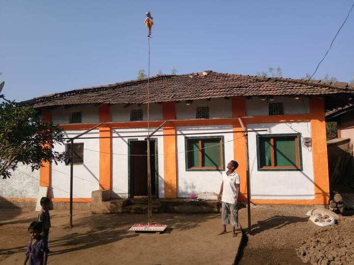 शरद पवार आले म्हणून परिसरातील नागरिकांनी गुढ्या उभारल्या होत्या. 