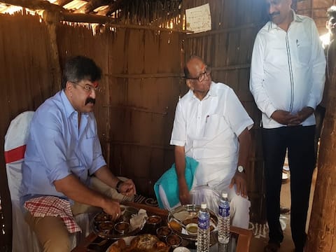 शहापूरमधील आदिवासी पाड्यातील झोपडीत शरद पवारांचं भोजन शहापूरमधील आदिवासी पाड्यातील झोपडीत शरद पवारांचं भोजन