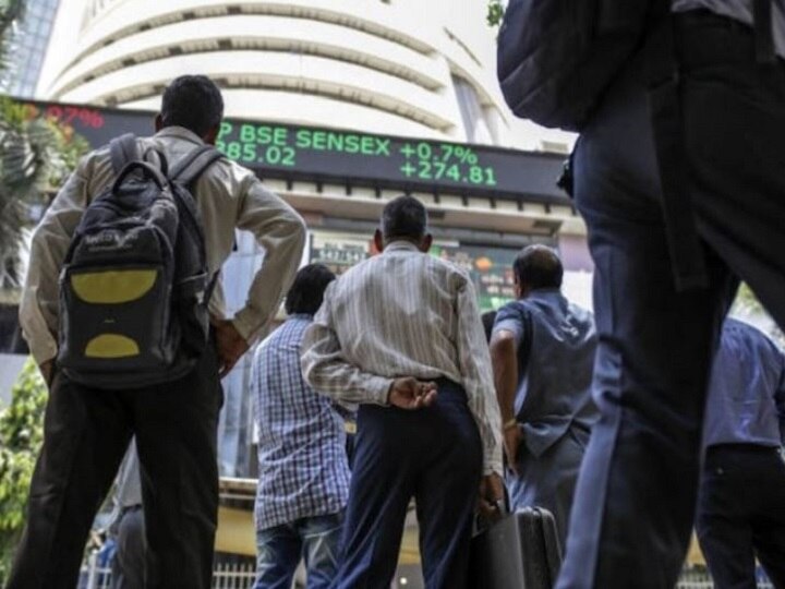 budget 2020 sensex tumbles 988 points in mumbai share market केंद्रीय अर्थसंकल्पानंतर शेअर मार्केटमध्ये निराशा; सेन्सेक्स 988 अंकांनी कोसळला