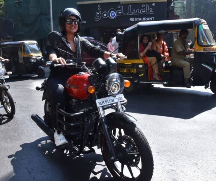 बॉलिवूड अभिनेत्री सोनाक्षी सिन्हाला एका खास अंदाजात स्पॉट केलं आहे. सोनाक्षी सिन्हा चक्क मुंबईतील रस्त्यांवर बाईक चालवताना दिसली आहे. 