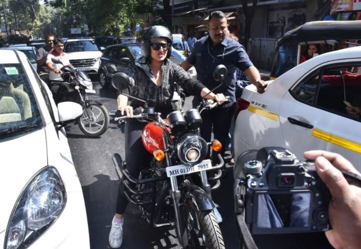 मुंबईतील वाहतूक कोंडीपासून वाचण्यासाठी सोनाक्षीने बाईक राईडचा पर्याय निवडला.