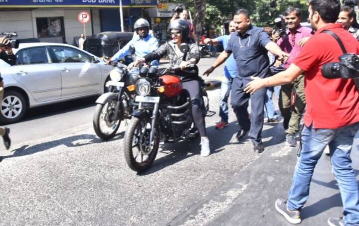 सोनाक्षी सिन्हा आपल्या दोन सुरक्षा रक्षकांसह निघाली होती. 