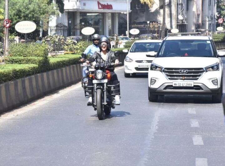 सोनाक्षी सिन्हाच्य़ा या रॉयल राईडमुळे मुंबईच्या रस्त्यांवर काही काळ वाहतुकीची समस्या निर्माण झाली होती. यावर चाहत्यांनी सोशल मिडीयावर तीव्र नाराजी व्यक्त केली.