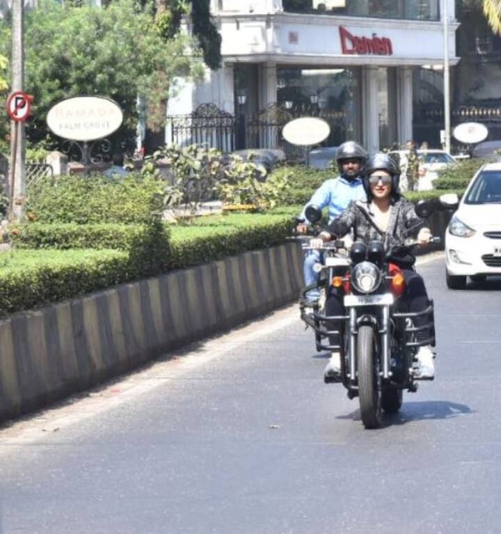 या वेळेच्या काही व्हिडीओ समोर आले आहेत, ज्यात सोनाक्षी रस्त्यांवर गर्दी न करण्याचं आवाहन करताना दिसून आली. 