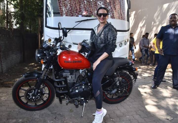 करीना कपूरच्या ‘व्हॉट वुमेन वॉन्ट्स’या शोच्या शूटसाठी सोनाक्षी सिन्हाने रॉयल राईड केली. 