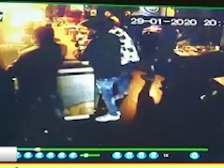 police beat beer bar manager in nashik    पैसे मागितल्याच्या रागातून नाशिकमध्ये पोलिसाकडून बार मॅनेजरला मारहाण
