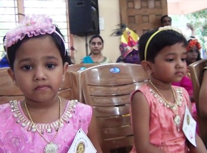 या मेळाव्यात लहानांपासून मोठ्यापर्यंत महिला आणि पुरुष अशा जवळपास पन्नास ते साठ जोड्या सहभागी झाल्या होत्या. 
