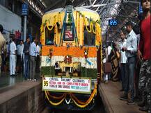 Photo : विजेवर धावणाऱ्या लोकलची 95 वर्षे