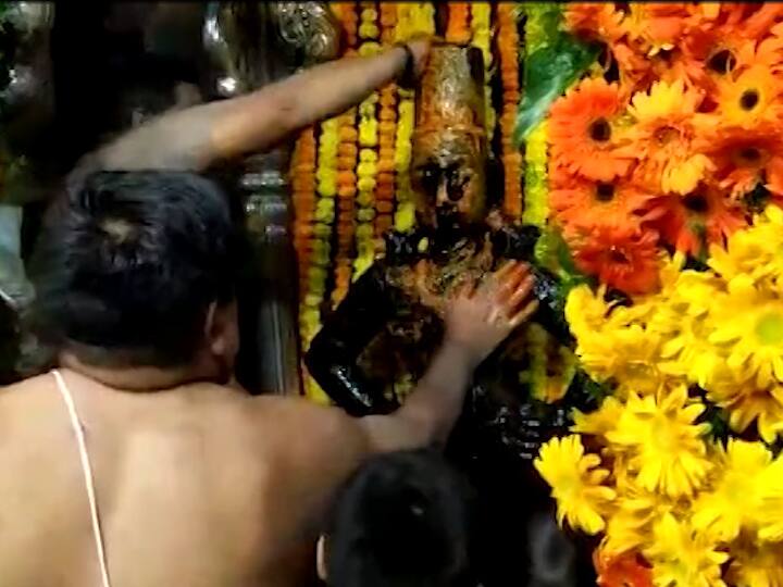 आज देवाला दही, दूध, मध, तूप, साखर अशा पंचामृताने स्नान घालण्यात आले. 