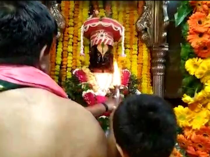 माघी यात्रेसाठी पंढरपूरमध्ये चार लाखांपेक्षा जास्त भाविक दाखल झाले असून पहाटे विठुरायाची षोडशोपचारे महापूजा करण्यात आली. 