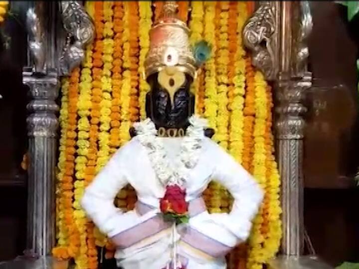 आज या फुल सजावटीत देवाचे रुप खुलून दिसत आहे. 