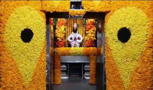 यानिमित्त विठ्ठल मंदिराला आकर्षक फुलांची सजावट करण्यात आली आहे.